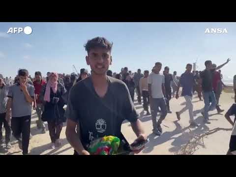 Migliaia di sfollati ritirano cibo dalla Gaza Foundation