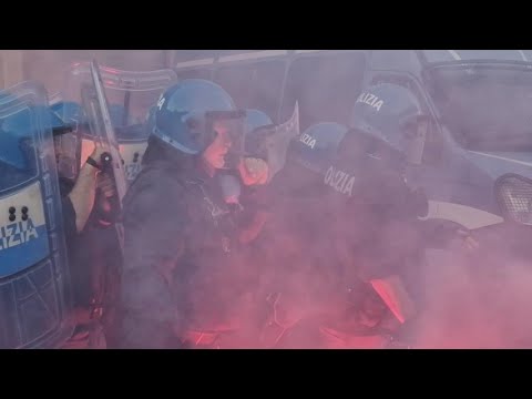 Tafferugli a Napoli tra manifestanti e polizia al corteo contro il vertice Nato