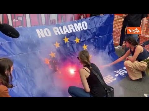 Centri sociali a Bologna contestano Meloni e Metsola, bruciate le bandiere europee