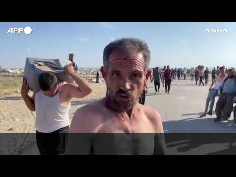Gaza, la corsa dei palestinesi verso i container con gli aiuti umanitari