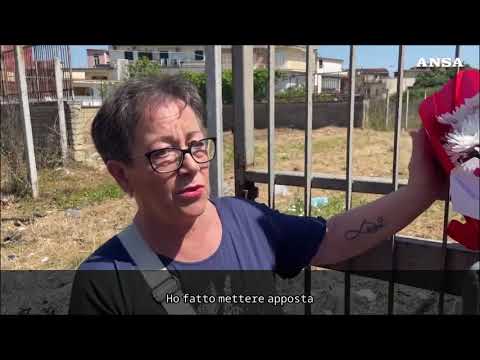 “Basta femminicidi”, ad Afragola fiori bianchi nella carta rossa per Martina