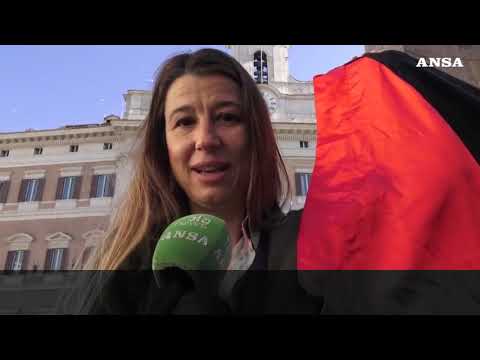 Medio Oriente, bandiera della Palestina davanti a Montecitorio
