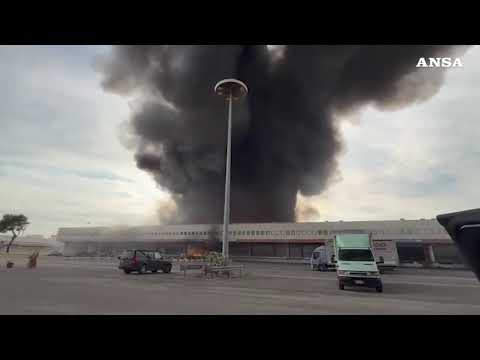 Nola, incendio in un deposito di materiale plastico all’Interporto