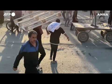 Gaza, saccheggiato un deposito di cibo Onu: 2 morti ieri a Deir el-Balah