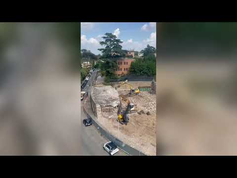 Il cantiere della discordia ai Parioli: le immagini dall’alto delle ruspe al lavoro in via Petrolini