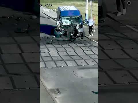 Polonia, furgone aggira le barriere al passaggio a livello e si scontra con un treno: illeso l’autis