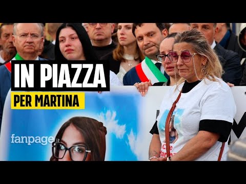 Afragola, migliaia in piazza per Martina Carbonaro, la mamma: “Dio perdona, io no”