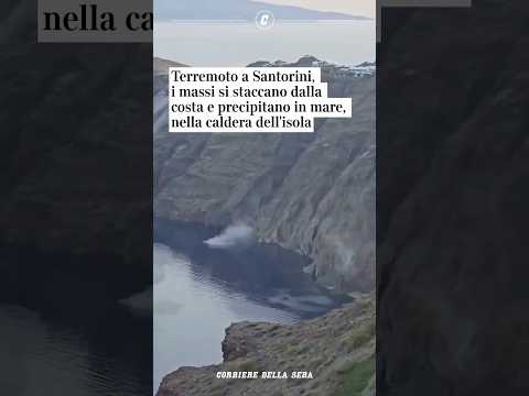 Terremoto a Santorini, i massi si staccano dalla costa e precipitano in mare #shorts #news