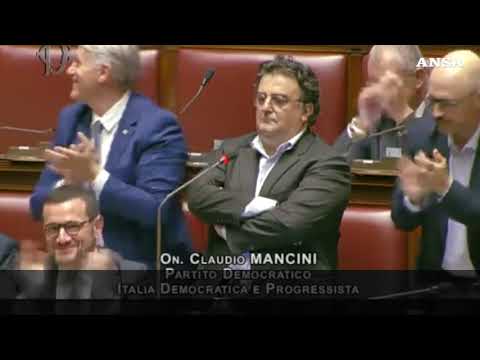 La protesta di Mancini durante la maratona voto alla Camera sul dl sicurezza