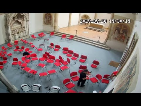 Irruzione a Donnaregina Vecchia, la chiesa messa a soqquadro