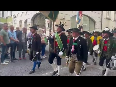 Cappelli piumati, costume tradizionale e armi cerimoniali: il corteo degli Schützen a Bolzano