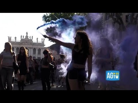 Femminicidi, la protesta improvvisata a Roma: ecco le immagini del corteo