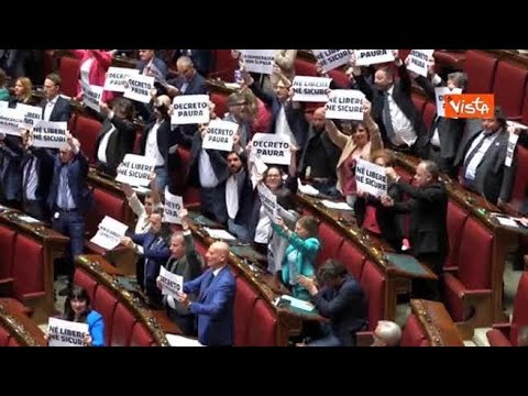 “La democrazia non si piega”, è bagarre in Aula su Dl sicurezza, M5s espone cartelli dai banchi