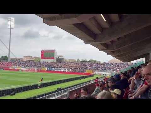 Il coro e il lungo applauso per il tifoso dell’Atalanta ucciso: «Claris ultrà»