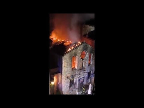 Paura in centro storico a Verona, in fiamme l’ex chiesa di Santa Felicita