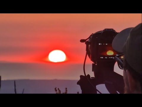 Il tramonto sul Monviso dai colli di Pisa. Il momento clou del nuovo scatto record di Valerio Minato