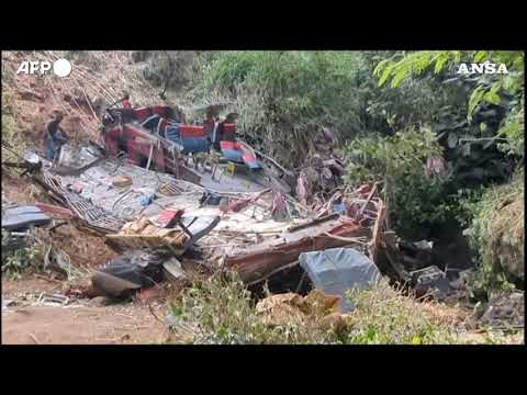 Bus di pellegrini cade in un precipizio in Sri Lanka, morti e feriti