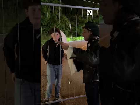 Un fan instancabile: aspetta sei ore Lucio Corsi per un autografo, poi finalmente l’abbraccio