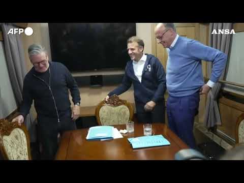 Macron nasconde un fazzoletto nel vagone per Kiev e nasce una fake news