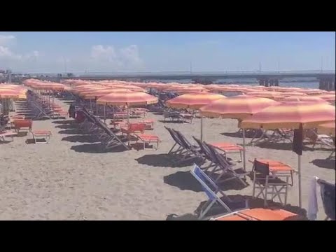 Marina di Massa, tutti al mare ma il relitto della Guang Rong è ancora li