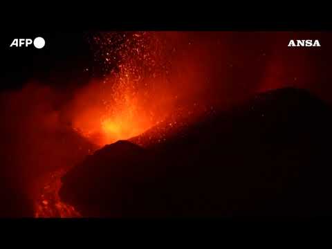Etna, spettacolo notturno con l’attivita’ dal cratere sud-orientale