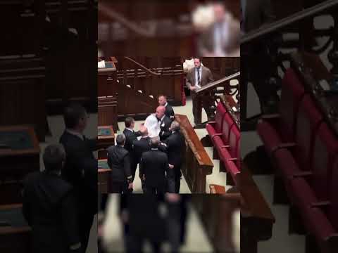Magi in Aula vestito da fantasma protesta contro invito ad astensione al referendum