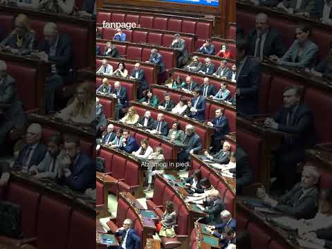 Conte invita la Camera ad alzarsi per le vittime di Gaza, Meloni e la maggioranza non lo fanno: “Rim