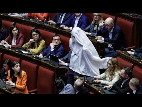 La protesta di Magi in Aula alla Camera: si veste da fantasma e viene espulso