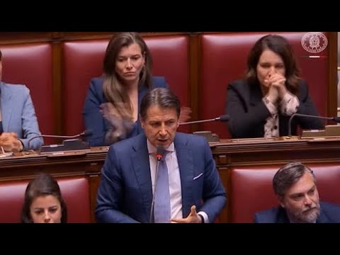 La provocazione di Conte: «Tutti in piedi per Gaza». Poi a Meloni: «Lei resta seduta presidente?»