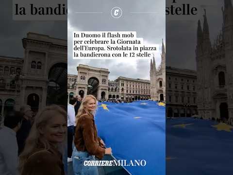 Milano, in Duomo il flash mob per la Giornata dell’Europa. Srotolata la bandierona con le 12 stelle
