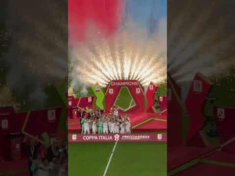 La Coppa Italia è del Bologna: i giocatori alzano la Coppa