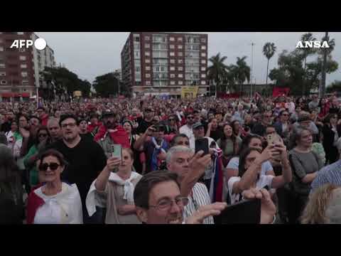 Montevideo, il feretro con “Pepe” Mujica lascia la camera ardente