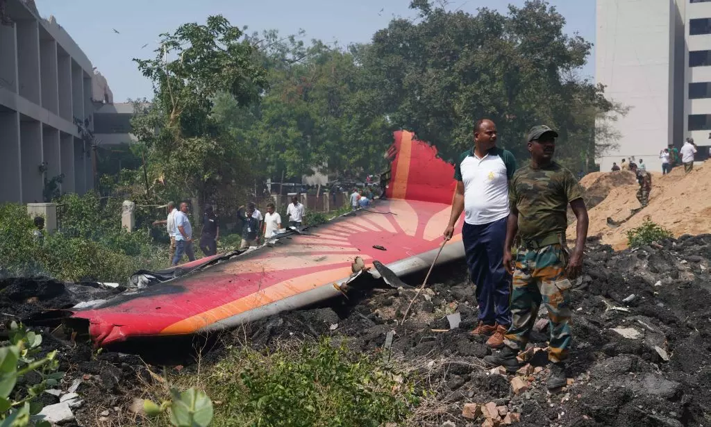 Aereo per Londra si schianta in India, un sopravvissuto. Oltre 200 morti