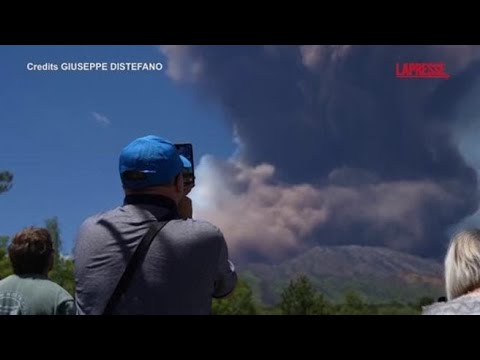 Eruzione Etna, residenti e turisti ammirano la grande colonna di fumo