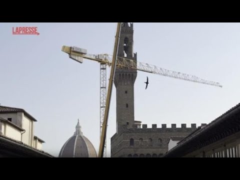 Iniziata la rimozione della gru dagli Uffizi a Firenze: era lì da 19 anni