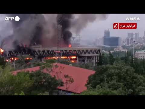 Iran, in fiamme il palazzo della tv di Stato dopo raid israeliano