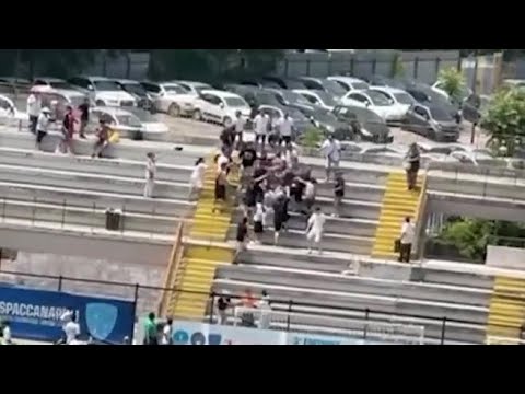 Rissa sugli spalti tra i genitori dei calciatori 16enni a Napoli: le botte in diretta sui social