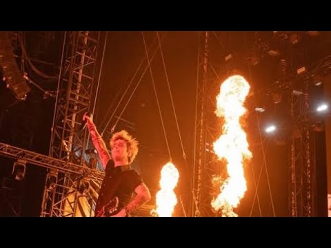 I Green Day chiudono Firenze Rocks (con la fan sul palco)