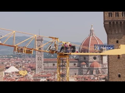 Firenze, il video dello spettacolare smontaggio della gru agli Uffizi