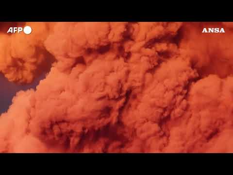 Indonesia, il vulcano Lewotobi Laki-Laki erutta: enorme colonna di fumo rossastro