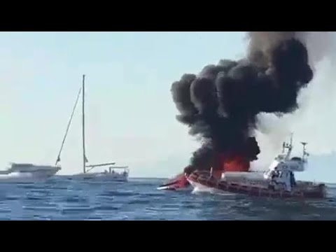 Motoscafo divorato dalle fiamme davanti a Procida: il video sui social