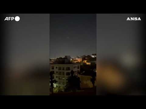 Teheran, esplosioni in cielo per gli attacchi tra Israele e Iran