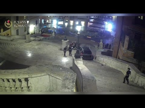Con la Mercedes sulla Scalinata di Trinità dei Monti a Roma: il video