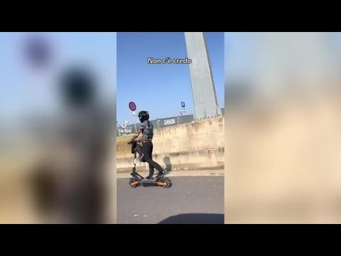 A 60 km all’ora in monopattino sul Raccordo anulare a Roma, bloccato da un furgone dell’Anas