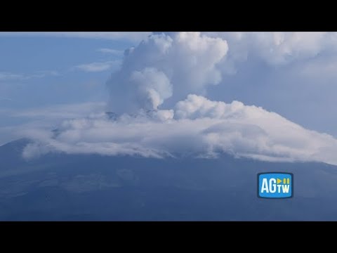 L’Etna erutta: le immagini dell’esplosione di cenere nel cielo