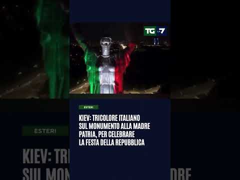 Kiev: tricolore italiano sul monumento alla Madre Patria, per celebrare la Festa della Repubblica
