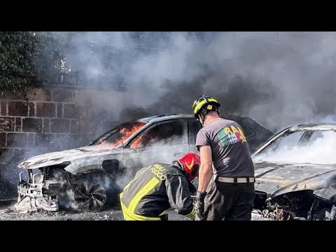 Auto a fuoco alla Balduina, le fiamme investono altre tre vetture. Nonno e nipote salvi
