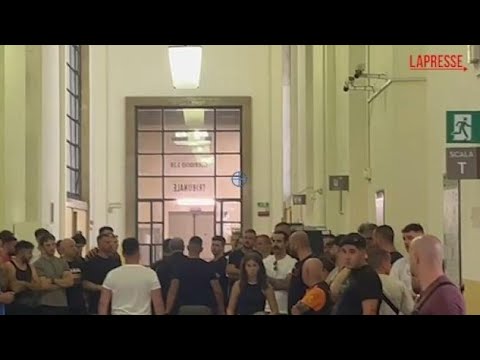 Inchiesta ultras, dopo la sentenza il pm Storari attraversa il cordone dei tifosi del Milan