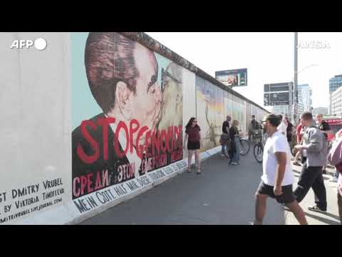 Berlino, scritta “stop al genocidio” sul murale del bacio Breznev-Honecker