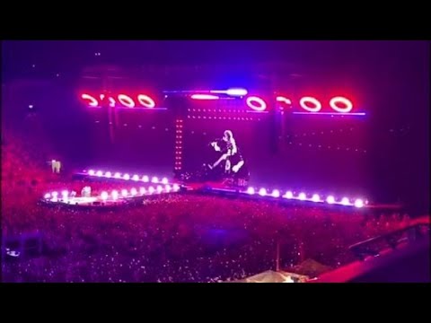 Cremonini e Orsolini, assieme a Carboni, cantano «Poetica» al Dall’Ara